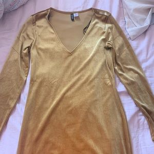 Long sleeve dress with a velvet material